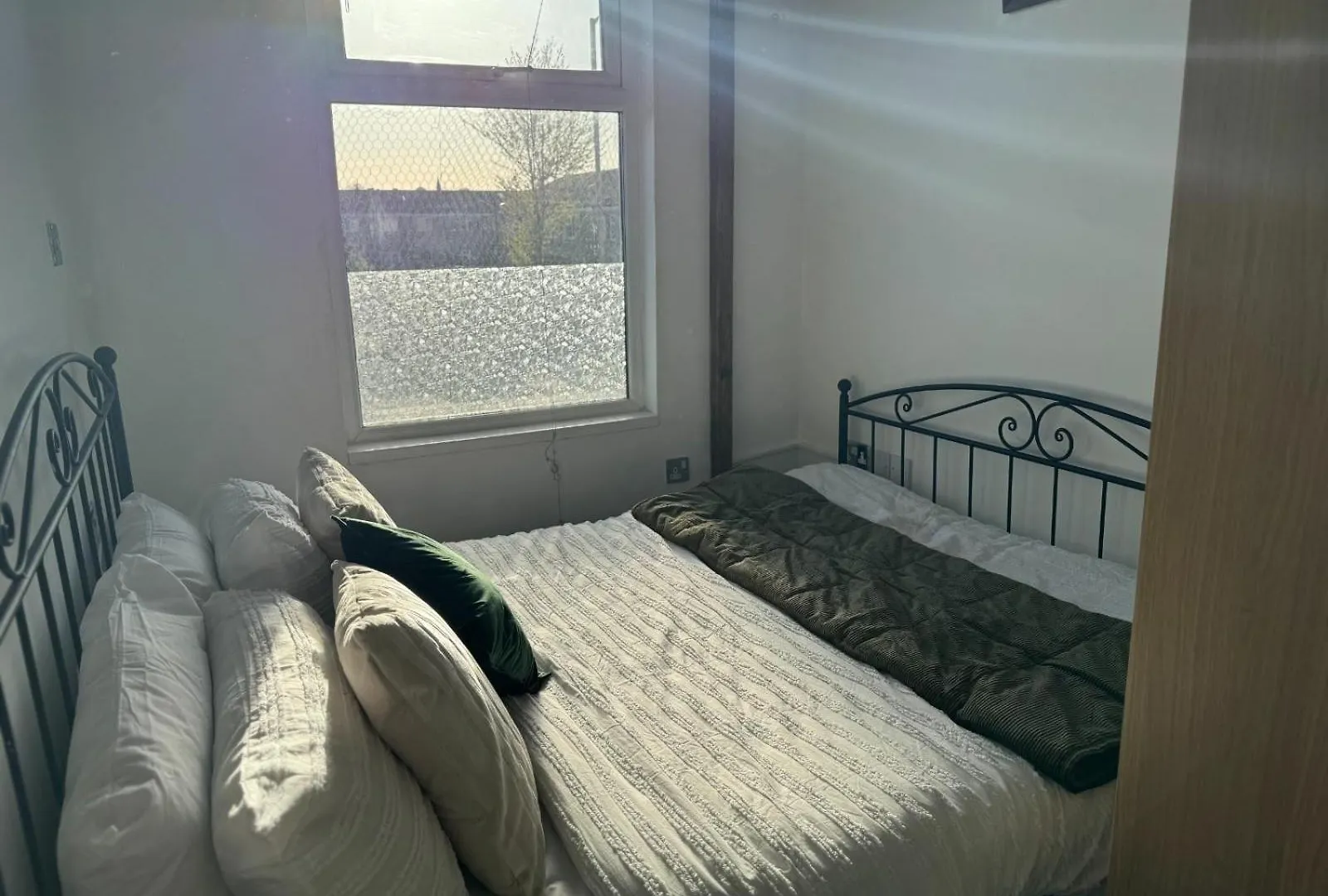 Spacious Family Haven Two Story 4 Bedroom Retreat Liverpool Holiday home