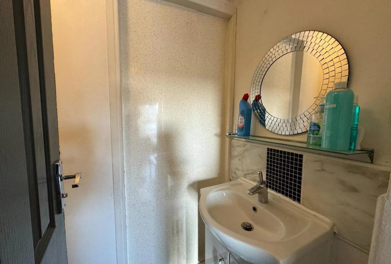 Spacious Family Haven Two Story 4 Bedroom Retreat Liverpool 0*,  United Kingdom