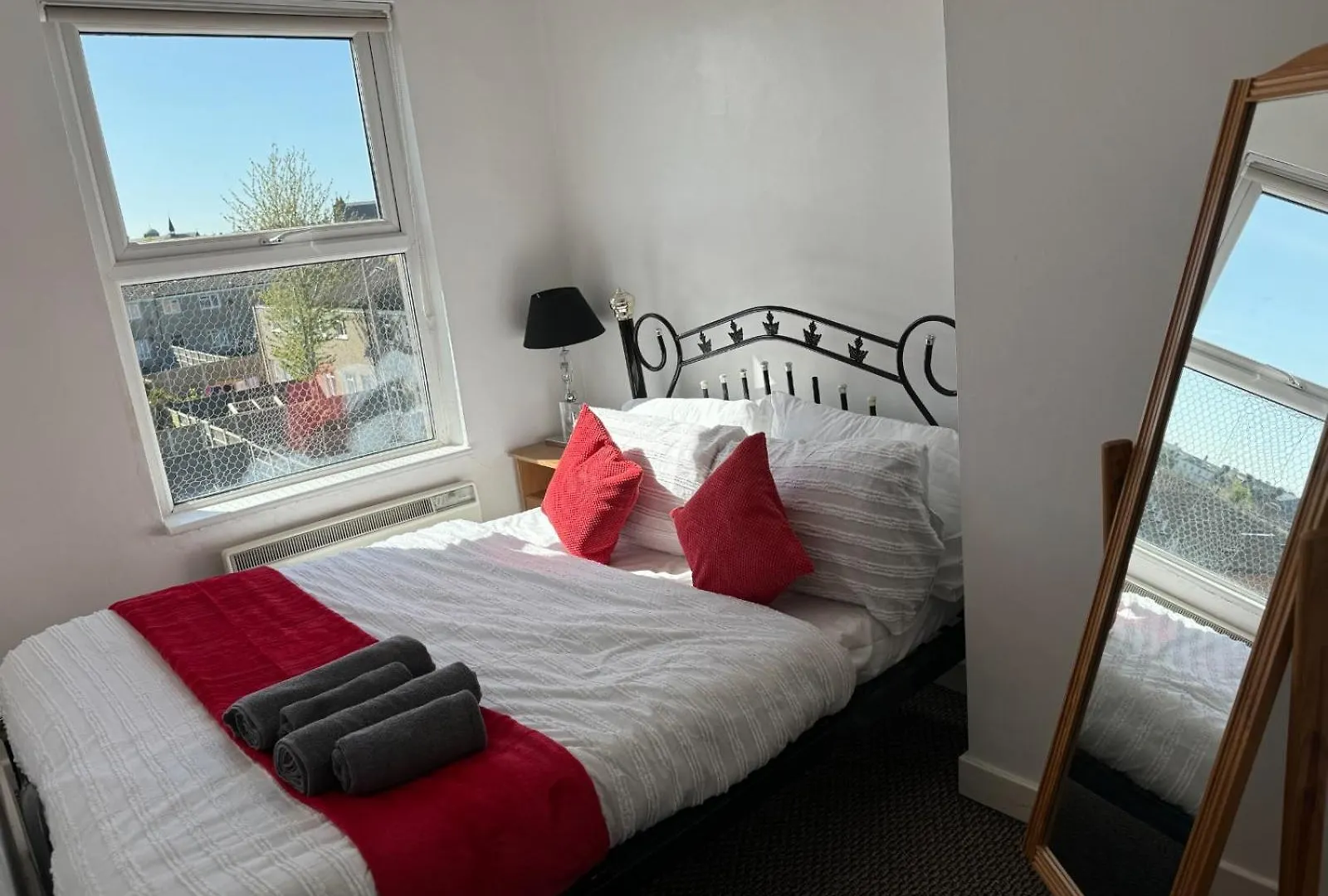 Spacious Family Haven Two Story 4 Bedroom Retreat Liverpool Holiday home